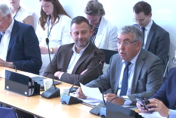 Permis de conduire : la résolution de Vincent Descoeur et Fabrice Brun adoptée
